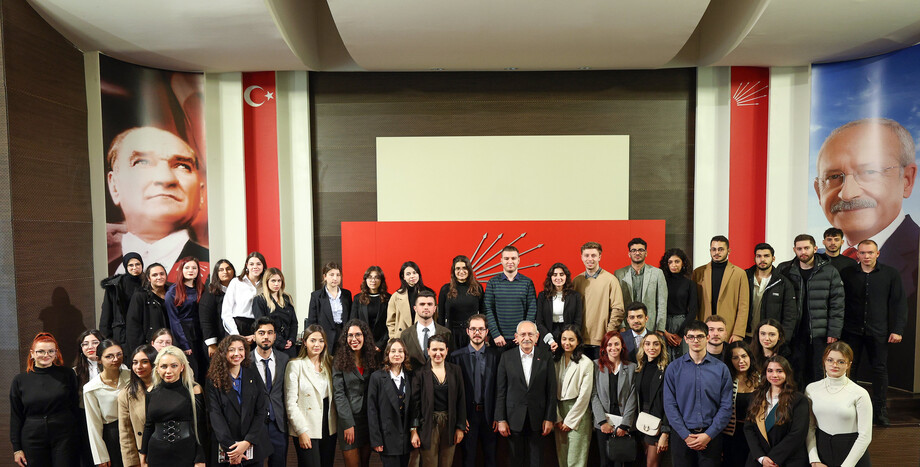 CHP Lideri Kılıçdaroğlu, Kadir Has Üniversitesi Hukuk Kulübü Öğrencileriyle Bir Araya Geldi