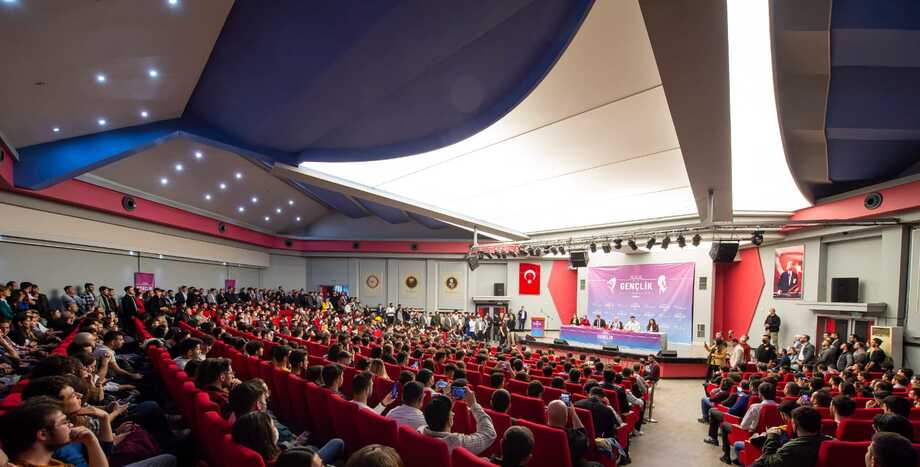 CHP Genel Başkanı Sayın Kemal Kılıçdaroğlu GENÇLİK BULUŞMASI'nda Manisa'da Gençlerle Bir Araya Geldi