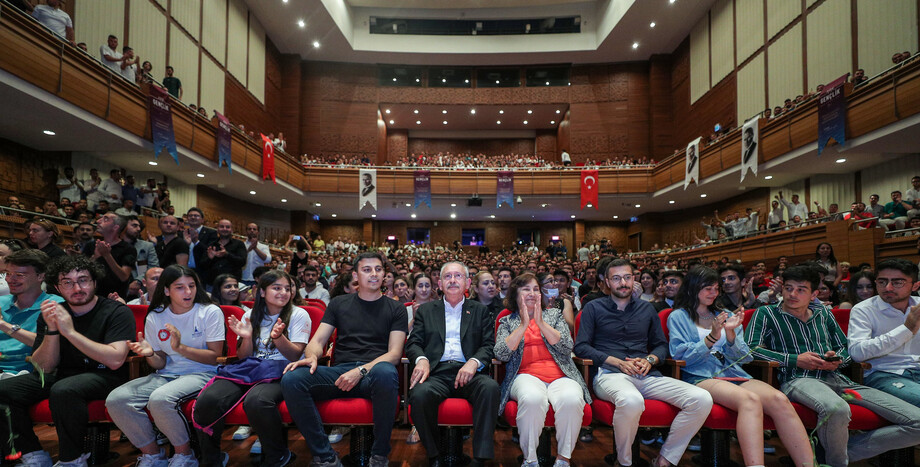 CHP Genel Başkanı Kemal Kılıçdaroğlu, İzmir'de Gençlerle Buluştu
