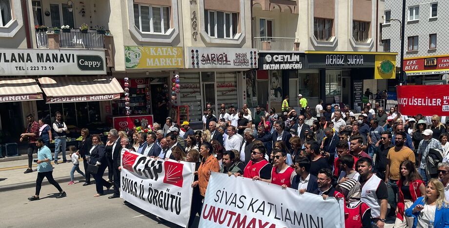 CHP Gençlik Örgütleri Sivas'ta Madımak'ı Andı!