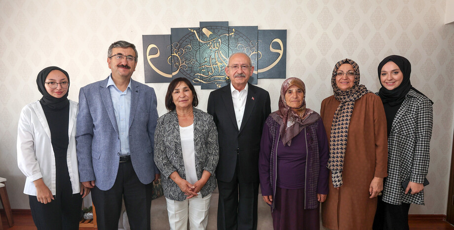 CHP Genel Başkanı Kemal Kılıçdaroğlu ve Eşi Sayın Selvi Kılıçdaroğlu, Sultan Kara ve Ailesini Ziyaret Etti