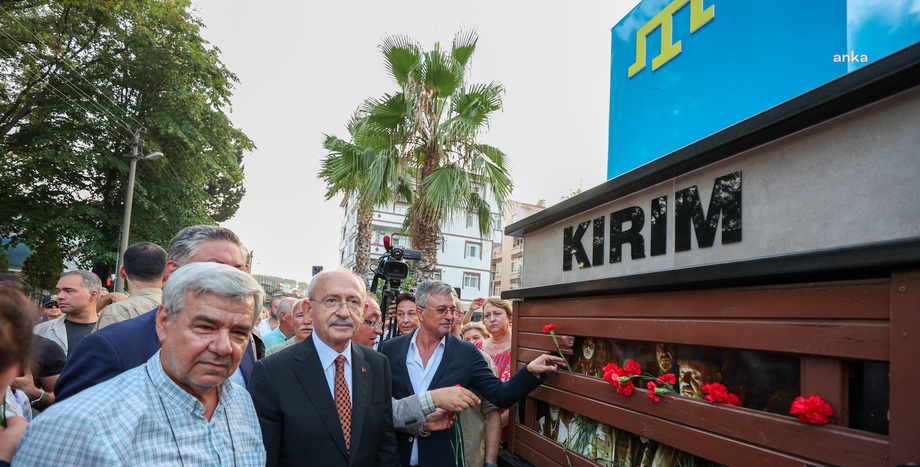 CHP Lideri Kılıçdaroğlu Yalova'da Balkan Göçmenleri Derneği Üyeleriyle Bir Araya Geldi, Kırım Türkleri Anıtına Karanfil Bıraktı