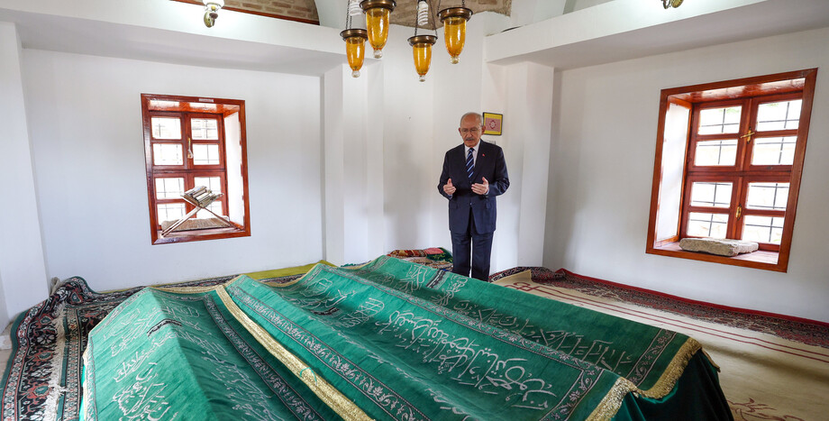CHP Genel Başkanı Kemal Kılıçdaroğlu, Akşehir'de Seyyid Mahmud Hayrani Türbesini Ziyaret Etti