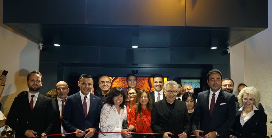 Halkın sanatçısıdır Zülfü Livaneli. Cumhuriyet, Anadolu'da doğmuş bir çocuğun dünyaya barış elçisi olabilmesidir. Afife Jale'nin özgürce sahneye çıkabilmesi, kadınların sanatla, yaşamla eşit buluşmasıdır