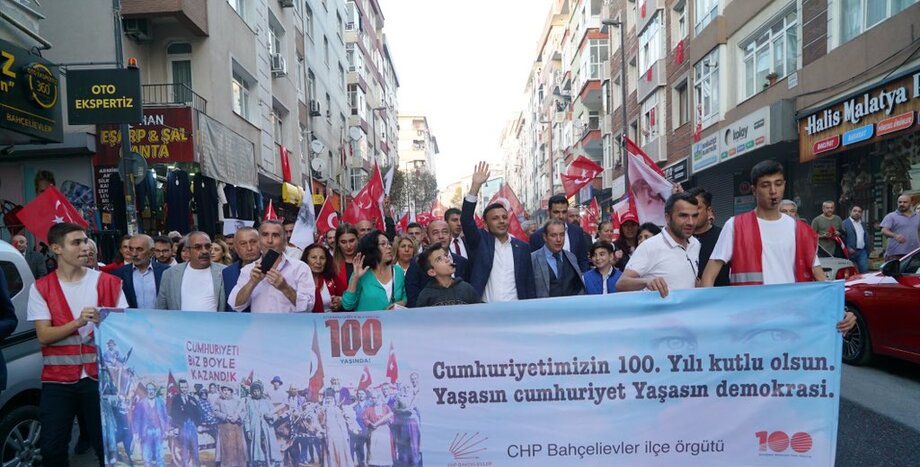 Atamızın ışığında, Cumhuriyet yolundayız. Aydınlık yarınlara, umuda, daha nice yüz yıllara yürüyoruz. PM üyemiz ve İstanbul Milletvekilimiz Özgür Karabat, Bahçelievler İlçe Başkanımız Av. Danış Akpolat, İl Başkan Yardımcılarımız, Meclis Üyelerimiz, Gençlik Kolları Başkanımız Cem Aydın, Kadın Kollarımız ve değerli Bahçelievler örgütümüz ile Cumhuriyetimizin 100. yılında fener alayı yürüyüşümüzü gerçekleştirdik.