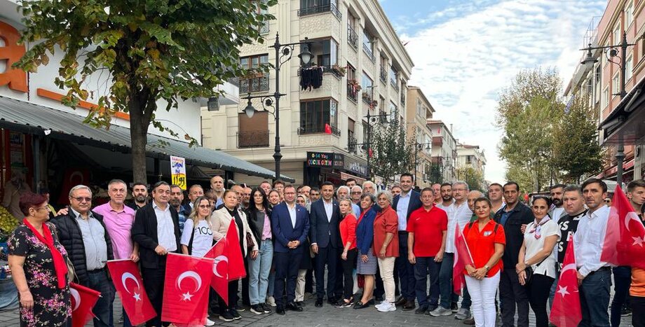 Gaziosmanpaşa İlçe Başkanlığımız ile hem komşularımızın #CumhuriyetBayramı'nı kutladık, hem bayrağımızı hediye ettik. Cumhuriyet ruhu İstanbul'un dört bir yanında kendini güler yüzle, dostlukla, kardeşlikle gösteriyor 