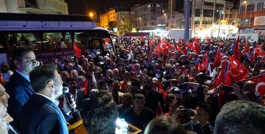 Cumhuriyet coşkusuyla, bayrağımızla, yüreğindeki umutla çok güzelsin Zeytinburnu!