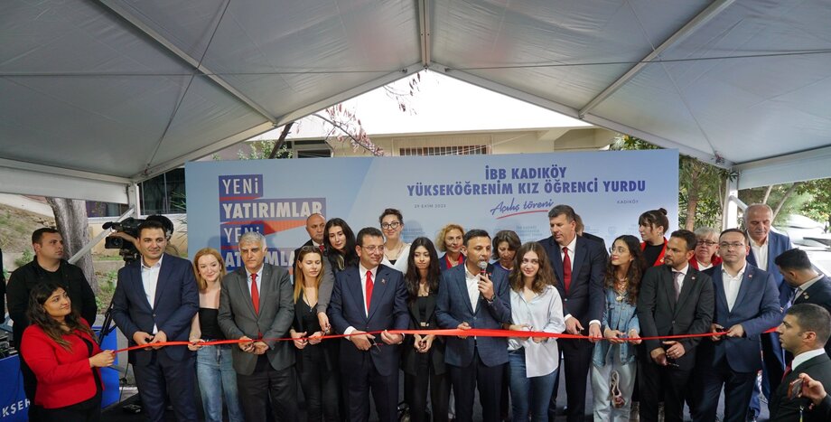 Cumhuriyetin 100. Yılında günün anlamına yaraşır çok önemli bir açılışa katıldık. İstanbul Büyükşehir Belediyemizin tarihinde ilk kez  Ekrem İmamoğlu  yönetiminde açılan öğrenci yurtlarına bugün bir yenisi daha eklendi. 