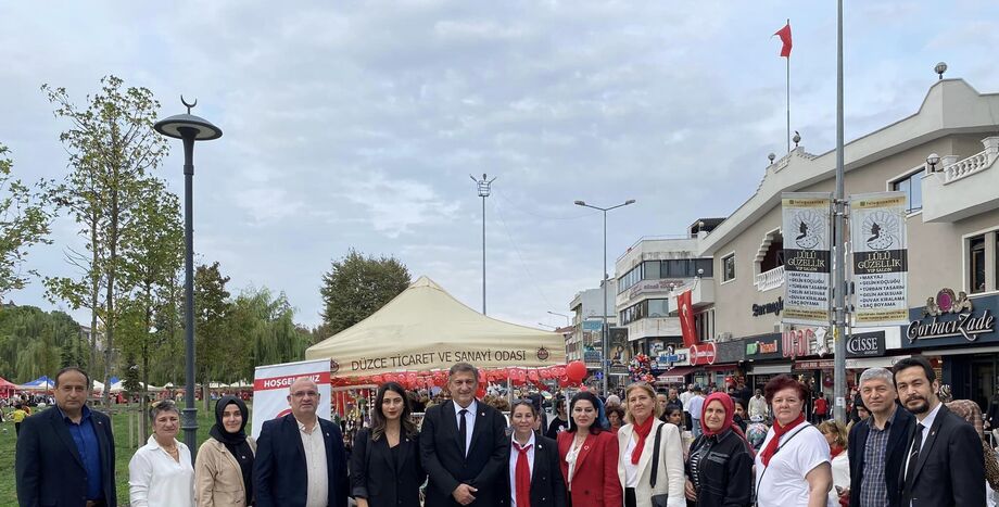 CHP Düzce Örgütü olarak Düzce Kent Konseyi Kadın Meclisinin organize ettiği standları ziyaret ettik