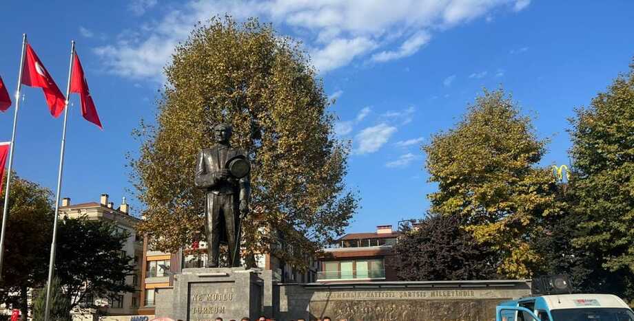 CHP Düzce Örgütü Olarak, Anııtpark Meydanı'nda 29 Ekim Cumhuriyet Bayramının 100.Yıldönümü dolaysıyla  Atatürk anıtına çelenk sunduk...