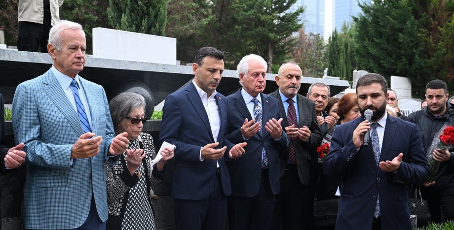 Genel Başkanımız ve eski Başbakan Yardımcımız Prof. Dr. Erdal İnönü’yü değerli eşi Sevinç İnönü, ailesi ve sevenleriyle mezarı başında andık. İlkeleri ve inandıklarıyla her birimizin hayatına dokunan, güler yüzünü hiç eksik etmeyen eşsiz bir siyasetçi, değerli bir bilim insanıydı. Memleketimize emekleri için yüreğimizde daima minnet ve özlemle yer edecek.