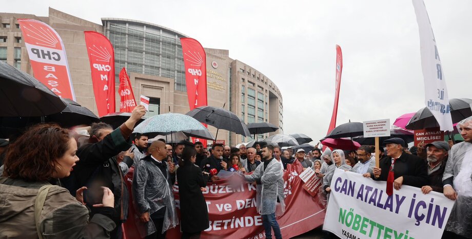 İstanbul Adliyesi önünde anayasal düzene karşı kalkışmaya dur demek için buradayız. İstanbullulara, hukuku, Anayasayı savunanlara sesleniyorum: Bugün itibarıyla burada günlerce sürecek bir oturma eylemi başlattık. Yarın da buradayız, ertesi gün de burada olacağız. Tüm İstanbul'u bu demokratik mücadelemize omuz vermeye davet ediyorum!