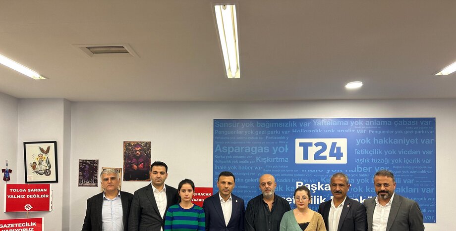 T24 Ankara bürosunu ziyaret ederek basın emekçilerimizle bir araya geldik. Biz Gazeteciyiz diyerek mesleğinin gereğini yaptığı için tutuklanan Tolga Şardan'ı adaletsizliğe terk etmeyeceğiz. Şardan özgürlüğüne kavuşuncaya kadar bu davanın takipçisiyiz.
