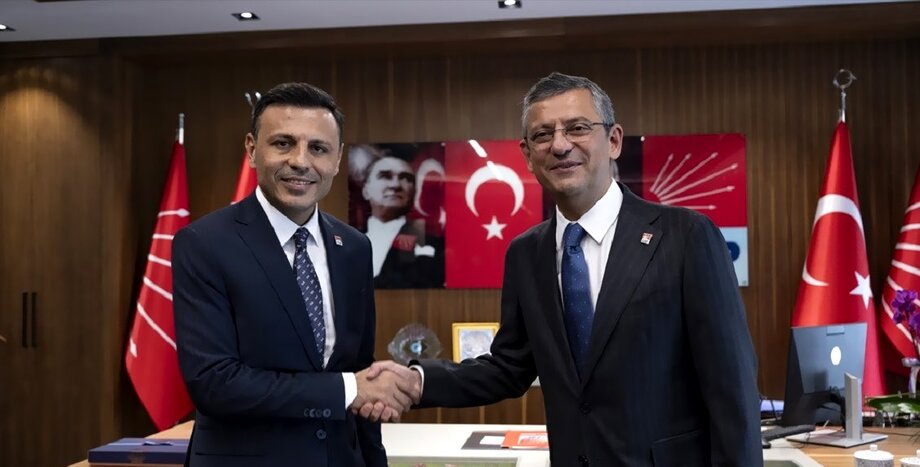 Tarihe bir demokrasi örneği olarak geçecek Kurultayımız tamamlandı. Parti Meclisi ve Yüksek Disiplin Kuruluna seçilen yol arkadaşlarımızı tebrik ediyor, görevlerinde başarılar diliyorum. Şimdi umutlarımıza dört elle sarılma, mücadelemizi büyütme zamanı. Genel Başkanımız sayın Özgür Özel'in liderliğinde önce yerelde, sonra tüm Türkiye'de iktidar yolundayız! Mutlaka başaracağız!