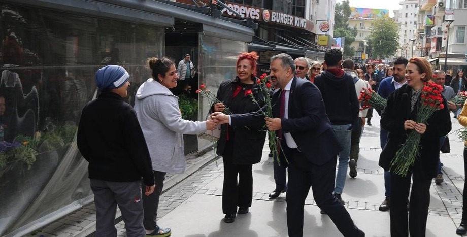 CHP İZMİR 8 MART İÇİN SOKAĞA İNDİ -  İL BAŞKANI ASLANOĞLU: EŞİT VE ÖZGÜR BİR YAŞAMI BİRLİKTE KURACAĞIZ