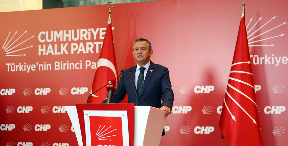 CHP Lideri Özgür Özel, Kayyumlara Karşı 30 Kasım'da Toplanmak Üzere CHP'li Belediye Başkanlarını Genel Merkez'e Çağırdı