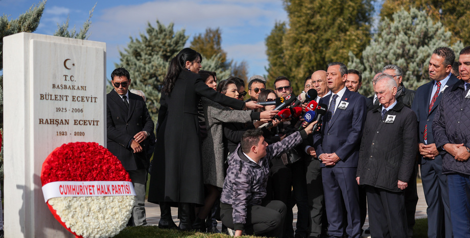 CHP Genel Başkanı Özgür Özel: “Ecevit, Dünya Siyasetine Damga Vurmuş Örnek Bir Devlet Adamıdır”