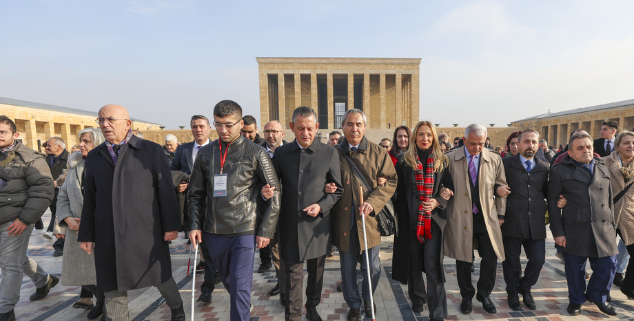 CHP Genel Başkanı Özgür Özel, Engelliler Günü'nde Anıtkabir'i Ziyaret Etti