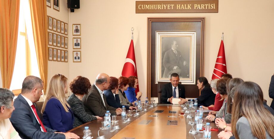 CHP Genel Başkanı Özgür Özel, ÇYDD Genel Başkanı Prof. Dr. Ayşe Yüksel ve Yönetim Kurulu Üyeleriyle Bir Araya Geldi