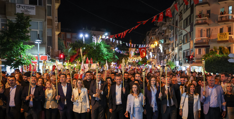 Cumhuriyet Halk Partisi Genel Başkanı Özgür Özel, Manisa'da Fener Alayı’na Katıldı