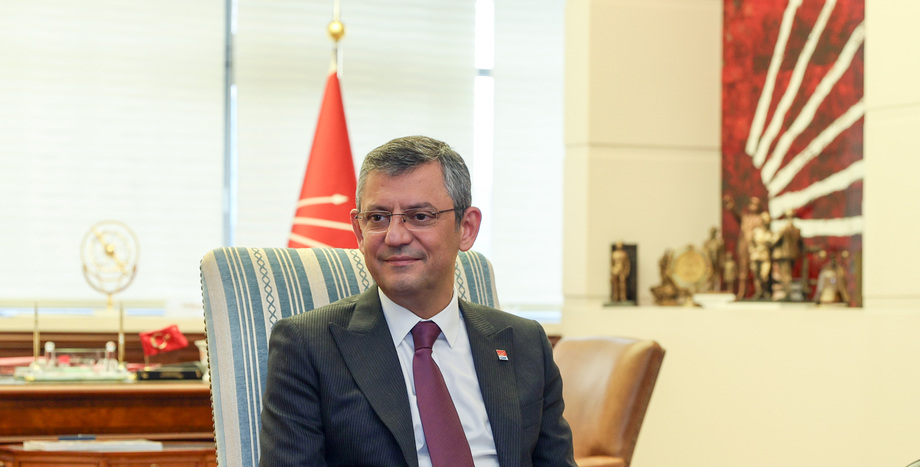 Cumhuriyet Halk Partisi Genel Başkanı Özgür Özel, Göztepe ile Amedspor'u Tebrik Etti
