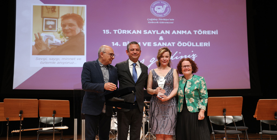 CHP Lideri  Özgür Özel, Türkan Saylan'ı Anma Töreni ile Bilim ve Sanat Ödül Törenine Katıldı