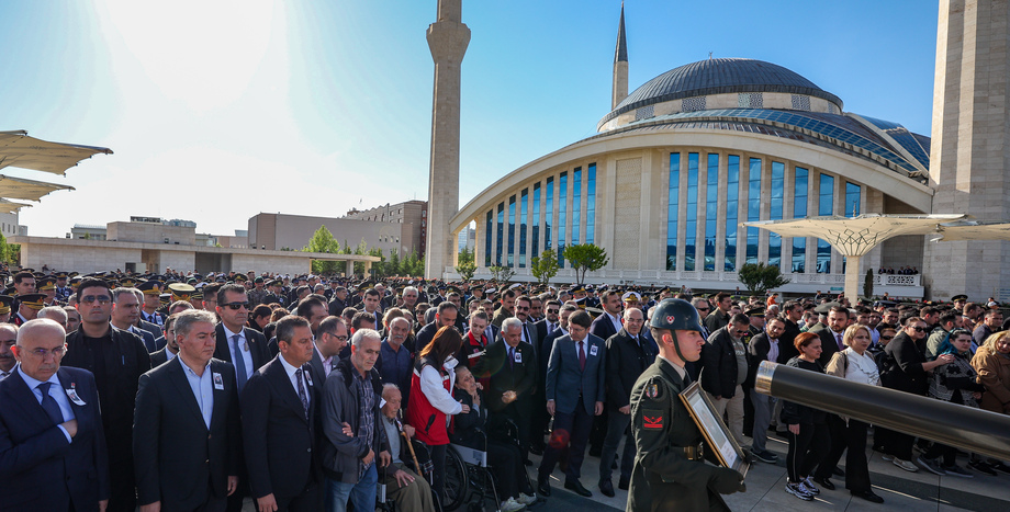 CHP  Genel Başkanı Özgür Özel, Şehit Piyade Astsubay Kıdemli Çavuş Ata Göçmen'in Cenaze Törenine Katıldı