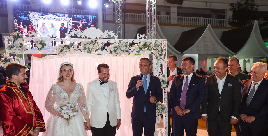 CHP Lideri Özgür Özel, Gaffar Çiçek ve Melisa Yavaşoğlu Çiftinin Düğün Törenine Katıldı