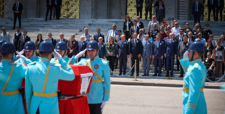 CHP Genel Başkanı Özgür Özel, Eski Devlet Bakanı Mustafa Kemal Erkovan'ın Cenaze Törenine Katıldı