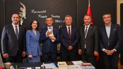 CHP Genel Başkanı,Özgür Özel,Zafer,Şero,sosyal medya,31 mart yerel seçimleri,CHP yeni kedi yavrusu sahiplendi ,Narlıdere Beldiye Başkanı,Erman Uzun,CHP Genel Merkezi,chp.org.tr,CHP kurumsal web sitesi