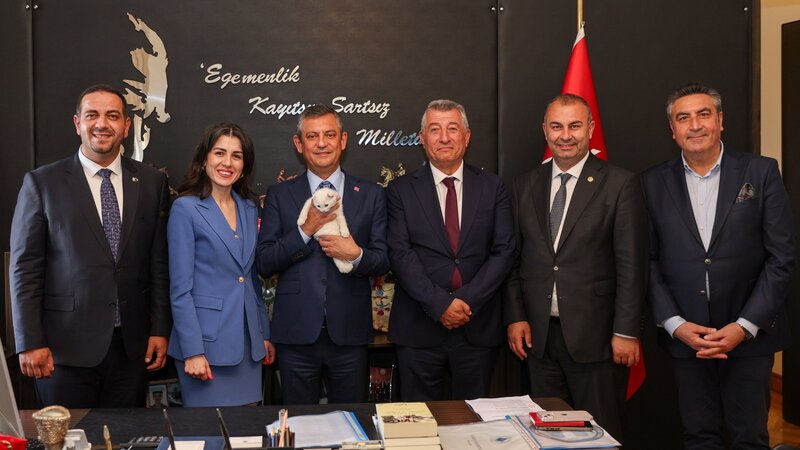 CHP Genel Başkanı,Özgür Özel,Zafer,Şero,sosyal medya,31 mart yerel seçimleri,CHP yeni kedi yavrusu sahiplendi ,Narlıdere Beldiye Başkanı,Erman Uzun,CHP Genel Merkezi,chp.org.tr,CHP kurumsal web sitesi