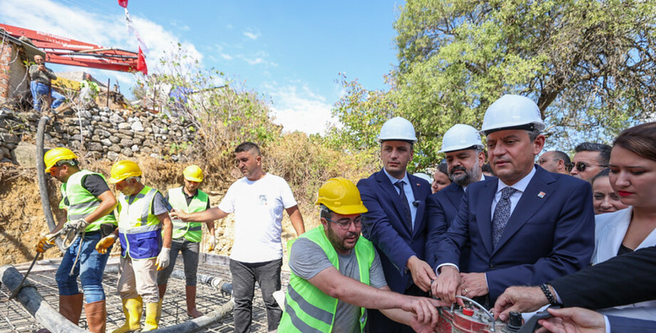 Cumhuriyet Halk Partisi Genel Başkanı Özgür Özel, Yapımını Bornova Belediyesinin Üstlendiği "Mescid-i Aksa" Camii'nin Temel Atma Törenine Katıldı