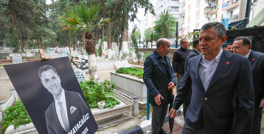 CHP Genel Başkanı Özgür Özel, Ferdi Zeyrek’in Mezarını Ziyaret Etti