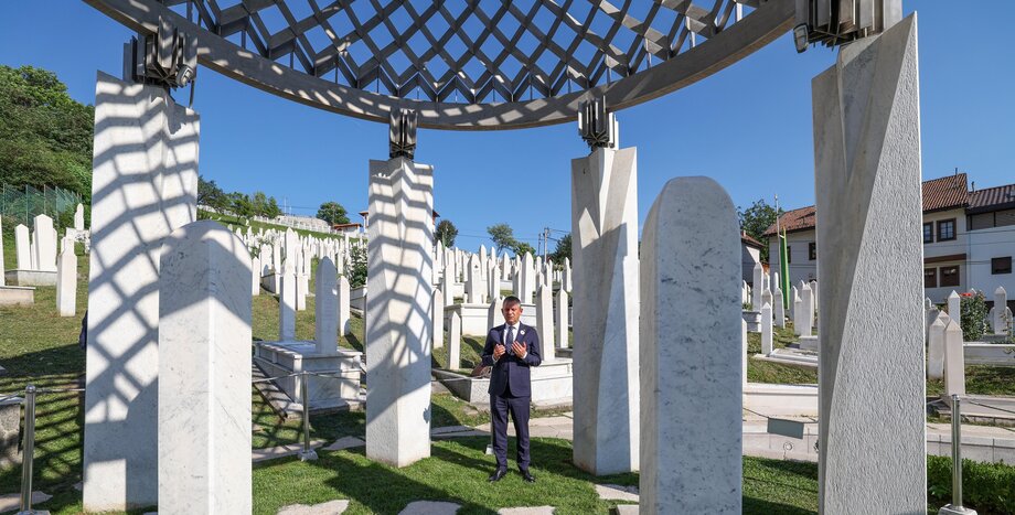 CHP Genel Başkanı Özgür Özel, Bosna-Hersek'in İlk Cumhurbaşkanı Aliya İzzetbegoviç'i Vefatının 22'nci Yılında Andı