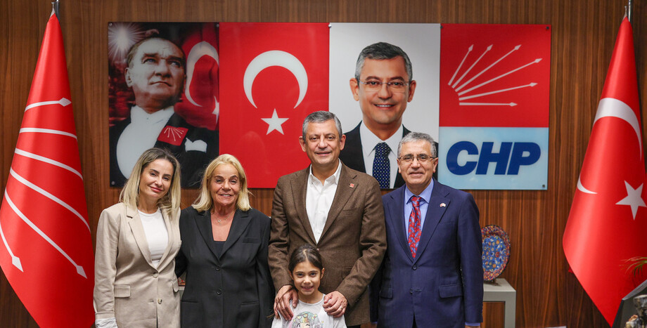 Cumhuriyet Halk Partisi Genel Başkanı Özgür Özel, Denktaş Ailesi ile Bir Araya Geldi
