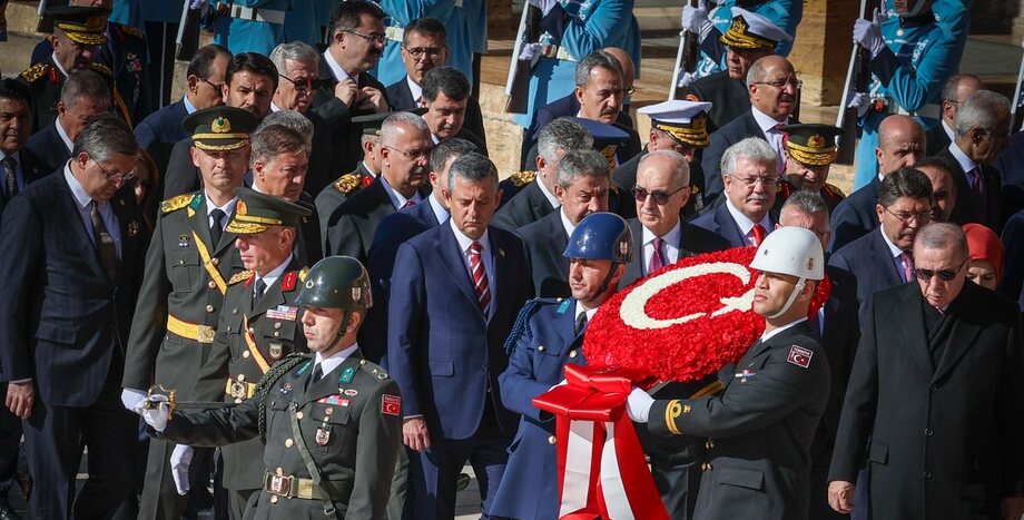 CHP Lideri Özgür Özel, Cumhuriyet'in Kuruluşunun 102. Yılında Anıtkabir'de Düzenlenen Resmi Törene Katıldı