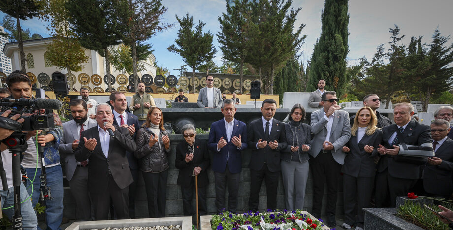 CHP Lideri Özgür Özel, Önceki Genel Başkanlarımızdan Erdal İnönü’nün Kabrini Ziyaret Etti