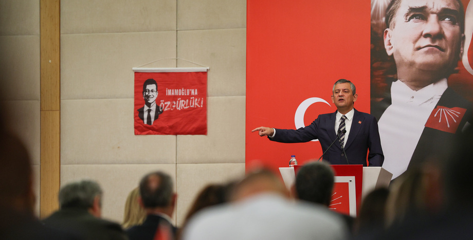 CHP Lideri Özgür Özel: “Ülkenin Yarınlarını Tek Adamın Alıp Kaçmasına, Demokrasiyi Götürmesine İzin Vermeyeceğiz”