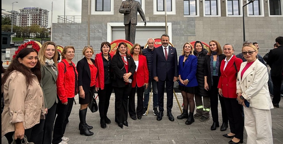 Cumhuriyetimizin 102. yıl dönümünde, Ümraniye Kaymakamlığı Atatürk Anıtı’nda düzenlenen çelenk sunma törenine ilçe örgütümüzle birlikte katıldık.