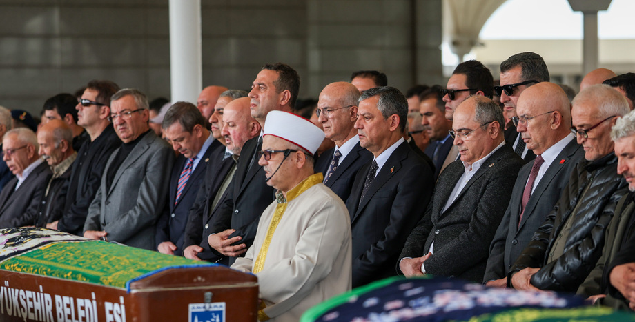 CHP  Genel Başkanı Özgür Özel, Ayşe Aydoğan'ın Cenaze Törenine Katıldı