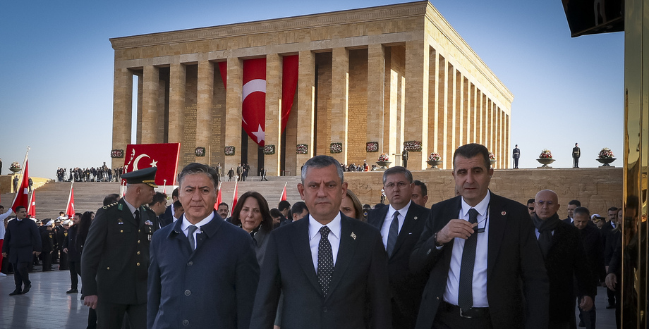 CHP Lideri Özgür Özel'den, 10 Kasım Mesajı: "Her Şey Onunla Başladı, Arkasındaki Halkla Sürecek"