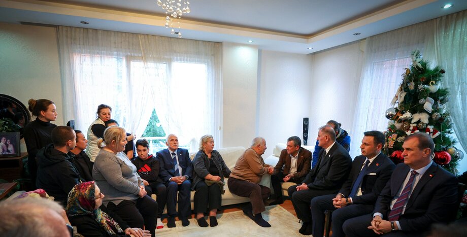 CHP Lideri Özgür Özel, Şehit Hava Pilot Yarbay Gökhan Korkmaz’ın Ailesine Taziye Ziyaretinde Bulundu 