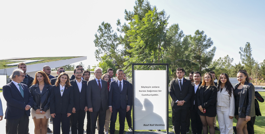 Cumhuriyet Halk Partisi Genel Başkanı Özgür Özel, Kuzey Kıbrıs Türk Cumhuriyeti'nde...