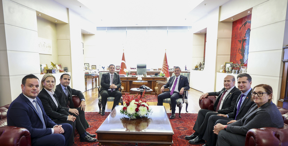 CHP Genel Başkanı Özgür Özel, Enes İbrahim'i Kabul Etti