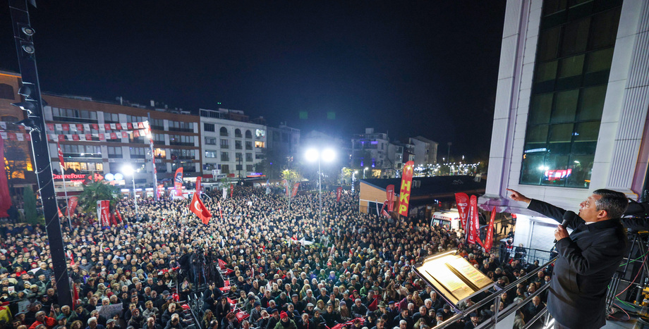 Cumhuriyet Halk Partisi Genel Başkanı Özgür Özel: “Ekrem İmamoğlu’na Kefiliz, Canlı Yayın İstiyoruz”