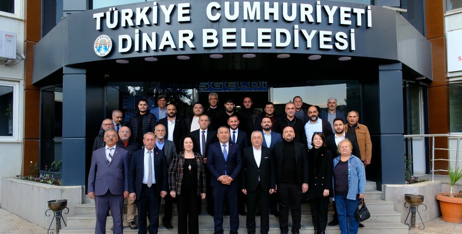 CHP Afyonkarisar İl Başkanlığı ve yönetim kurulu üyeleri Dinar Belediye Başkanı Sayın Veysel Topçu'yu makamında ziyaret etti..