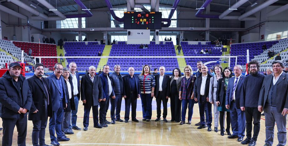CHP il başkanı Hasan Karadeniz, il yönetim kurulu üyeleri ve ilçe başkanları Afyon Belediye Yüntaş Voleybol Takımının maçına katılarak tribünlerde yerlerini aldı. 