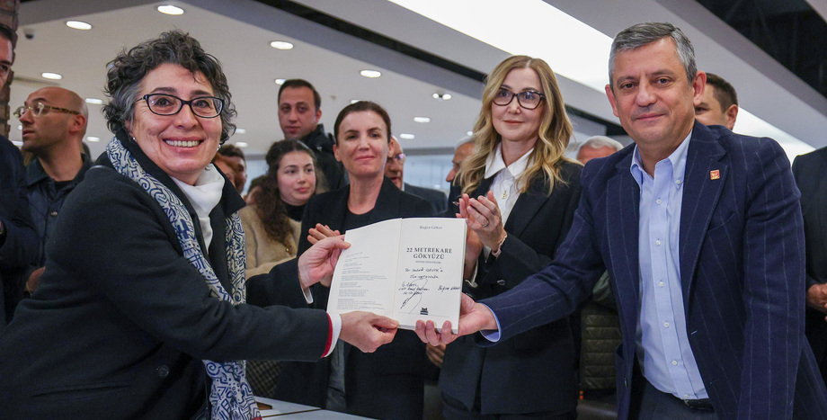 CHP Lideri Özgür Özel: “Biz Bugün Bu Kitabı Buğra Gökce Çıkıp Kendisi İmzalayana Kadar Ona Vekaleten İmzalıyoruz”