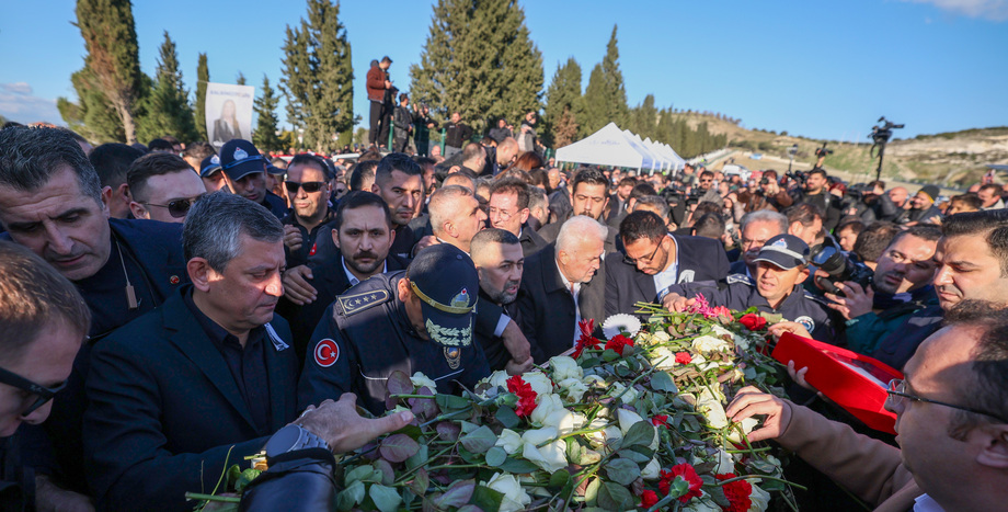 CHP Genel Başkanı Özgür Özel, Şehzadeler Belediye Başkanı Gülşah Durbay'ın Cenaze Törenine Katıldı