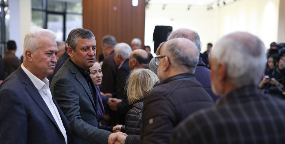 CHP Genel Başkanı Özgür Özel, Durbay Ailesi ile Birlikte Taziyeleri Kabul Etti